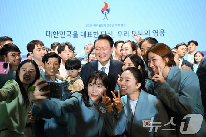 [사진] 윤석열 대통령, 파리올림픽 선수단과 함께