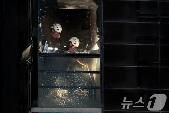 [사진] 필사의 수색작업