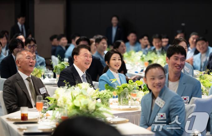 [사진] 파리올림픽 선수들 소감 듣는 윤석열 대통령과 김건희 여사