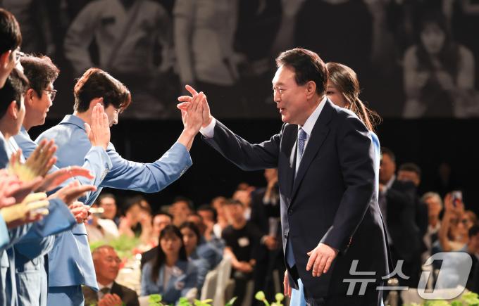 [사진] 파리올림픽 선수단과 인사 나누는 윤석열 대통령