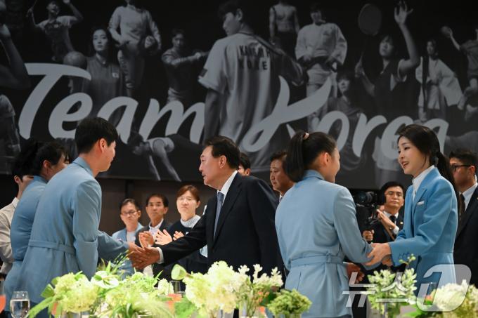 [사진] 파리올림픽 선수단 격려하는 윤석열 대통령 부부