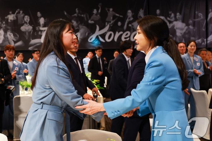 [사진] 임시현 선수 격려하는 김건희 여사
