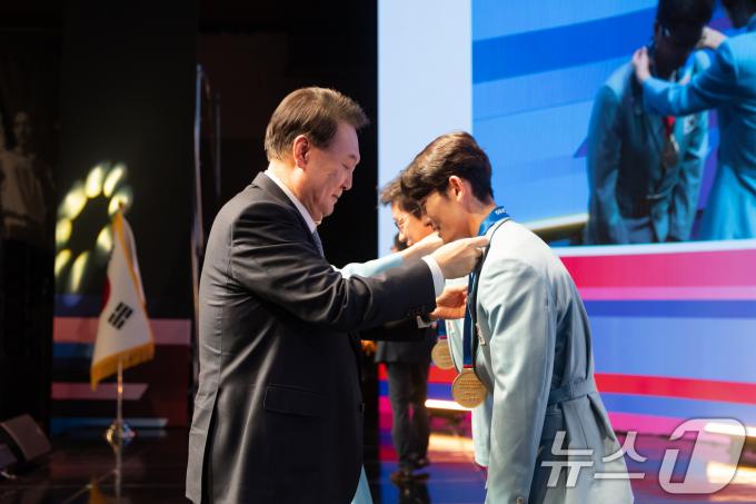 [사진] 윤석열 대통령, 피리올림픽 선수단에 국민메달 수여