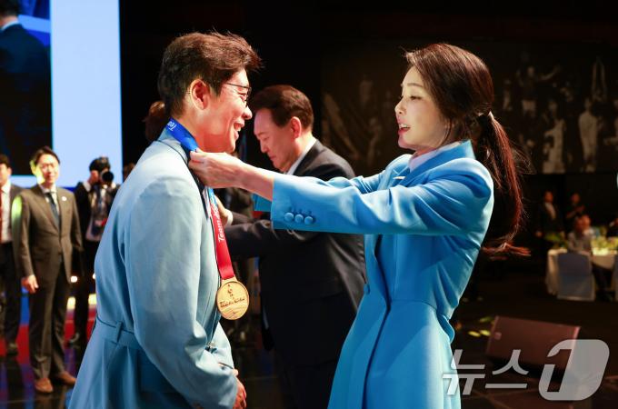 [사진] 윤석열 대통령과 김건희 여사, 피리올림픽 선수단에 국민메달 수여