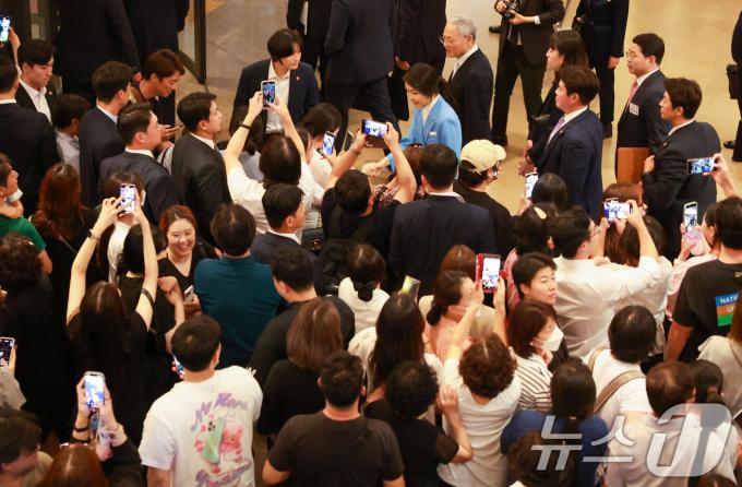 [사진] 시민들과 인사 나누는 김건희 여사