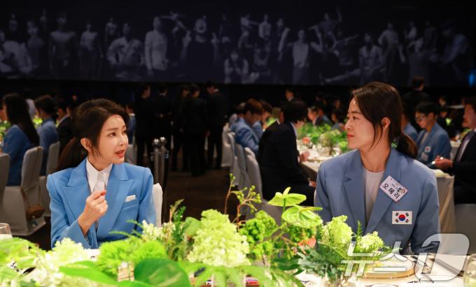 [사진] 김건희 여사, 태권도 오혜리 코치와 대화