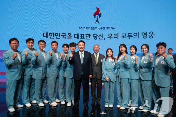 [사진] 윤석열 대통령, 정의선 현대차 회장·양궁선수단과 함께