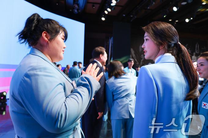 [사진] 김건희 여사, 역도 박혜정 선수와 대화