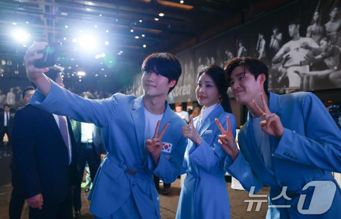 [사진] 황선우·김우민 선수와 기념촬영하는 김건희 여사