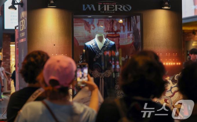 22일 오후 서울 CGV 용산아이파크몰에 마련된 ‘임영웅│아임 히어로 더 스타디움’ 무대 의상 전시 포토존에서 시민들이 사진을 찍고 있다. 2024.8.22/뉴스1 ⓒ News1 김진환 기자
