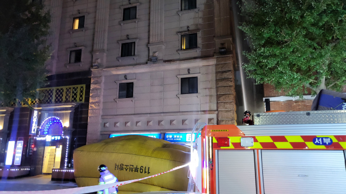 경기 부천 소재 한 호텔에서 불이나 투숙객 등 7명이 숨지고 12명이 다쳤다. 사진은 지난 22일 오후 7시39분 경기 부천시 원미구 한 숙박업소에서 대형 화재가 발생해 소방당국이 탈출용 에어매트를 설치한 모습. /사진=뉴스1