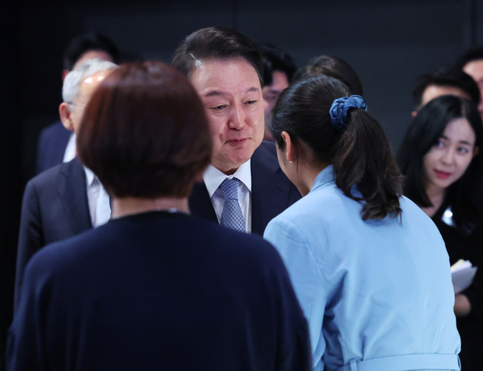 윤석열 대통령이 배드민턴 여자 단식에서 금메달을 딴 안세영 선수 등 올림픽 선수단을 격려하며 "젊은 선수들이 더 좋은 환경에서 마음껏 훈련하며 기량을 키워나갈 수 있도록 낡은 관행을 과감히 혁신해 자유롭고 공정한 훈련 환경을 만들겠다"고 말했다. 사진은 지난 22일 서울 한 호텔에서 열린 2024 파리올림픽 선수단 격려 행사에서 배드민턴 여자 단식 금메달리스트 안세영 선수와 인사말을 나눈 윤 대통령. /사진=뉴시스