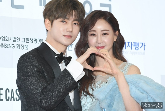 방송인 함소원이 중국인 남편 진화와 이혼 발표 후 심경을 전했다. 사진은 지난 2019년 11월 서울 강남구 삼성동 코엑스 오디토리움에서 열린 '제24회 소비자의 날, 문화연예 시상식'에 참석한 방송인 함소원과 진화. /사진=장동규 기자