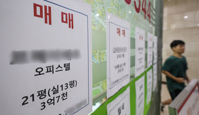서울 주택시장 상승세에 힘입어 오피스텔 매매가격도 22개월 동안의 하락을 멈추고 보합 전환됐다. 사진은 서울 시내 한 부동산 중개사무소에 오피스텔 매물이 게시된 모습. /사진=뉴스1 