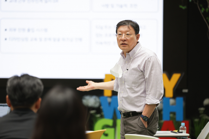 허태수 회장이 GS그룹의 디지털 혁신을 주도하고 있는 52g 협의체에 참여해 현장 직원들의 자발적인 혁신 참여의 중요성을 강조하고 있다. /사진=GS