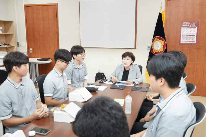 김상수 문화복지위원장(국민의힘)이 포곡고등학교 학생들과 열띤 토론을 진행하고 있다 / 사진제공=용인특례시의회