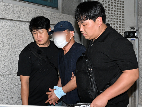 70대 남성 A씨가 광주의 한 치과에서 보철물 치료를 받은 후 마음에 들지 않아 불을 질렀다고 진술했다. 사진은 지난 22일 경찰이 방화범을 광주서부경찰서로 압송하는 모습. /사진=뉴시스