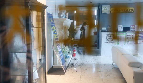 70대 남성이 치과에 폭발물을 투척하는 사건이 발생했다. 사진은 사건 발생 약 2시간 뒤 치과 내부 모습. /사진=뉴스1