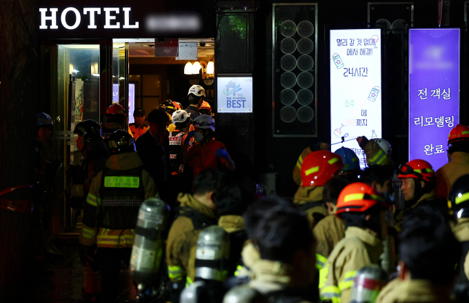 이상민 행정안전부 장관이 경기 부천시 호텔 화재 현장을 찾아 사고 원인 규명을 당부했다. 사진은 지난 22일 경기 부천시 원미구 호텔에서 화재가 발생해 소방대원들이 진화 작업에 나선 모습. /사진=뉴시스