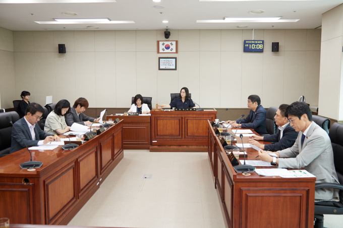 이윤미 용인특례시의회 위원장이 제286회 임시회 일정을 결정하고 있다 / 사진제공=용인특례시의회
