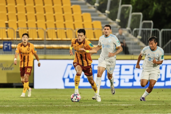 지난 8월21일 코리아컵 4강 1차전 울산전에서 광주FC 이강현선수가 드리블을 펼치고 있다./사진=광주FC