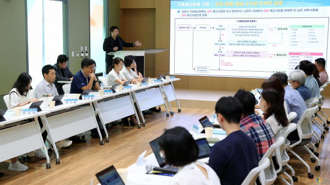 광명시가 '온실가스감축인지 예산제' 세부사업 기준 관련 설명회를 가지고 있다. / 사진제공=광명시