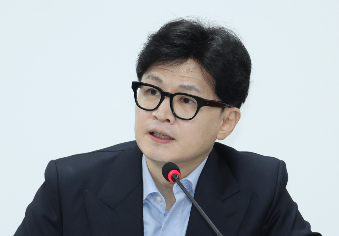 한동훈 국민의힘 대표가 23일 당 지도부 없이 혼자 경기 부천 호텔 화재 현장을 찾는다. 사진은 한 대표가 지난 22일 서울 여의도 당사에서 열린 최고위원회의에서 발언하는 모습. /사진=뉴시스
