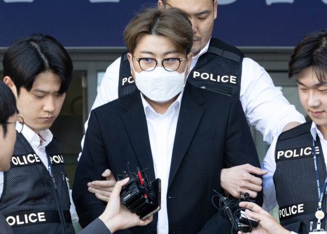 음주 운전 뺑소니 혐의로 구속기소된 트로트 가수 김호중(33)이 검찰 구형을 앞두고 법원에 보석을 신청했다. 사진은 지난 5월 서울 강남경찰서에서 검찰로 송치된 음주 뺑소니 혐의를 받는 가수 김호중. /사진=뉴시스