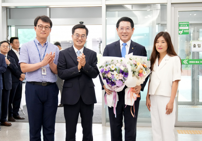  김영록 전라남도지사(오른쪽 두번째)가 23일 경기도청에서 김동연 경기도지사(오른쪽 세번째)를 비롯한 경기도 직원들의 환영을 받으며 기념촬영을 하고 있다./전남도