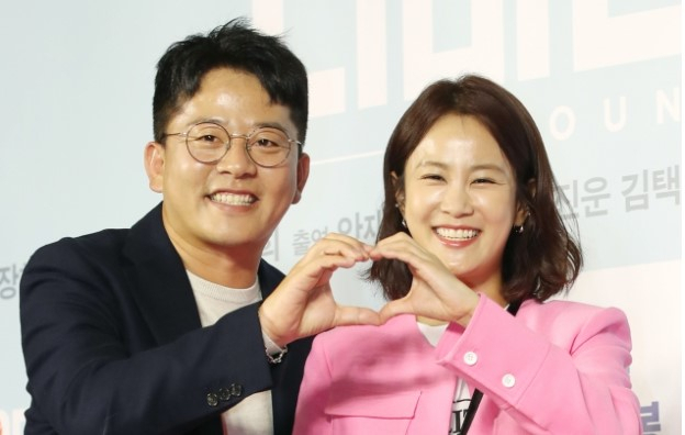 코미디언 김준호와 김지민이 신혼집을 구매했다는 설이 흘러나왔으나 이는 사실무근으로 밝혀졌다. 사진은 2023년 4월 서울 용산구 CGV 용산아이파크몰에서 열린 영화 '리바운드' VIP 시사회에 참석한 코미디언 김준호, 김지민 커플. /사진=뉴스1
