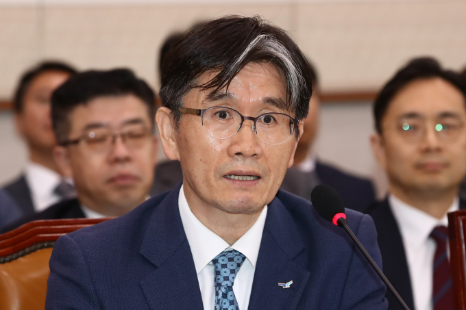 오동운 고위공직자범죄수사처장(공수처장)이 윤석열 대통령 부인 김건희 여사의 명품백 수수 의혹 사건과 관련해 알선수재 혐의가 성립 여부를 검토하겠다고 말했다. 사진은 오 공수처장이 지난달 31일 서울 여의도 국회에서 열린 법제사법위원회 전체회의에 출석해 의원 질의에 답하는 모습. /사진=뉴스1 