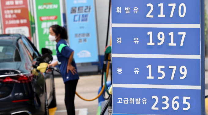 서울의 한 주유소 유가정보 안내문에 시세가 표시되고 있다. / 사진=뉴스1 박지혜 기자 