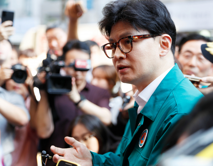 한동훈 국민의힘 대표가 지난 22일 화재가 발생한 경기 부천시 현장을 방문했다. 사진은 한 대표가 23일 19명의 사상자가 발생한 경기 부천시 원미구 중동 호텔 화재현장을 찾아 현장 점검을 하는 모습. /사진=뉴시스