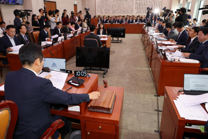 국회 법제사법위원회가 23일 김건희 여사 주가조작 사건 특검법, 김정숙 여사 외유성 순방 의혹 등 진상 규명을 위한 특검법 등을 법안소위로 회부했다. 사진은 23일 서울 여의도 국회에서 열린 법제사법위원회 전체회의에서 정청래 위원장이 심우정 검찰총장 후보자 인사청문회 실시 계획서 채택의 건을 의결하며 의사봉을 두드리는 모습. /사진=뉴시스