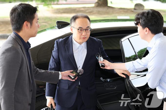 이원석 검찰총장이 23일 오전 서울 서초구 대검찰청으로 출근하고 있다. 이 총장은 윤석열 대통령의 부인 김건희 여사 명품백 수수 의혹 수사를 무혐의로 결론 내린 것과 관련한 취재진의 질의에 