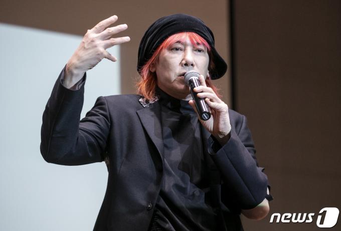 가수 김장훈이 8일 오전 서울 종로구 SC제일은행 본사 대강당에서 열린 '2023 뉴스1 대학생 미래캠프'에서 특별강연을 하고 있다. 뉴스1과 청년재단이 개최한 이번 행사는 청년들에게 정치, 경제, 금융 등 각계각층의 전문가 강연과 산업현장 탐방을 통해 다양한 진로탐색 기회를 제공하고 국내 미래산업 전반에 대한 견문을 넓혀주고자 마련됐다. 2023.8.8/뉴스1 ⓒ News1 김도우 기자