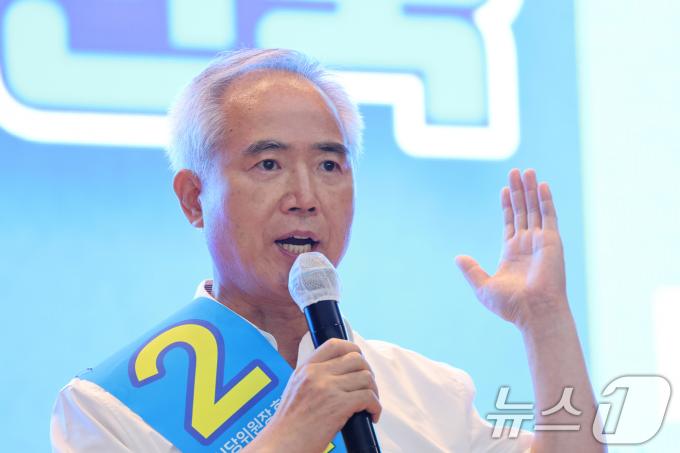 지난 4일 광주시 김대중컨벤션센터에서 열린 더불어민주당 광주시당 정기대의원대회에서 양부남 의원이 시당위원장에 선출된 후 수락연설을 하고 있다.뉴스1 ⓒ News1 김태성 기자