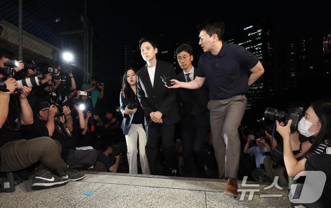 [사진] '전동스쿠터 음주운전' 슈가, 17일 만의 경찰 조사 출석