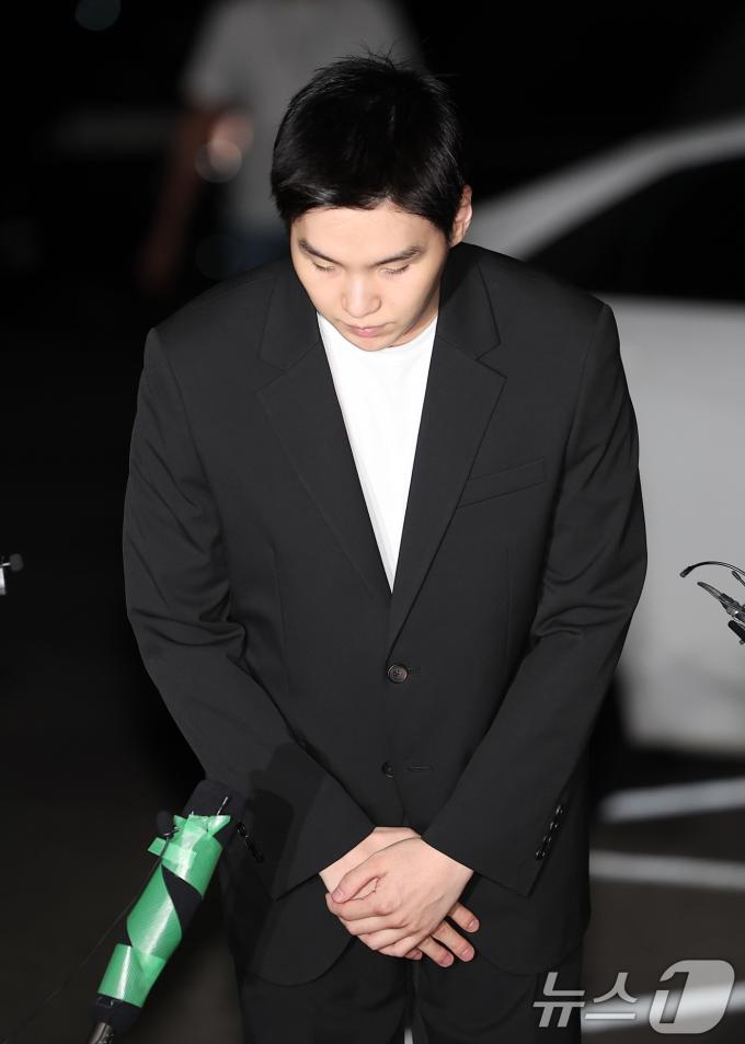 [사진] 고개 숙인 슈가