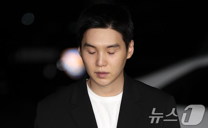[사진] 눈 질끈 감은 슈가