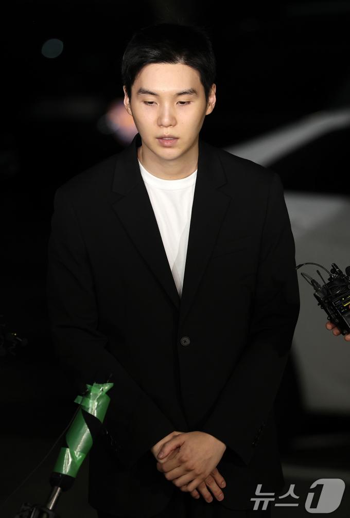 [사진] 두 손 모은 슈가