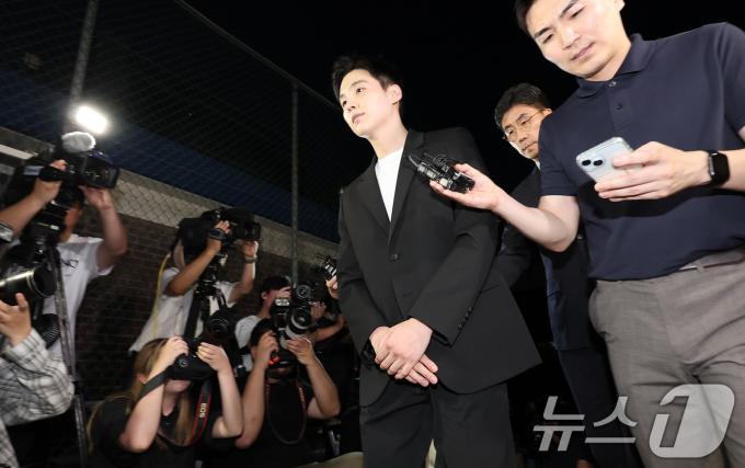 [사진] 경찰 출석하는 슈가