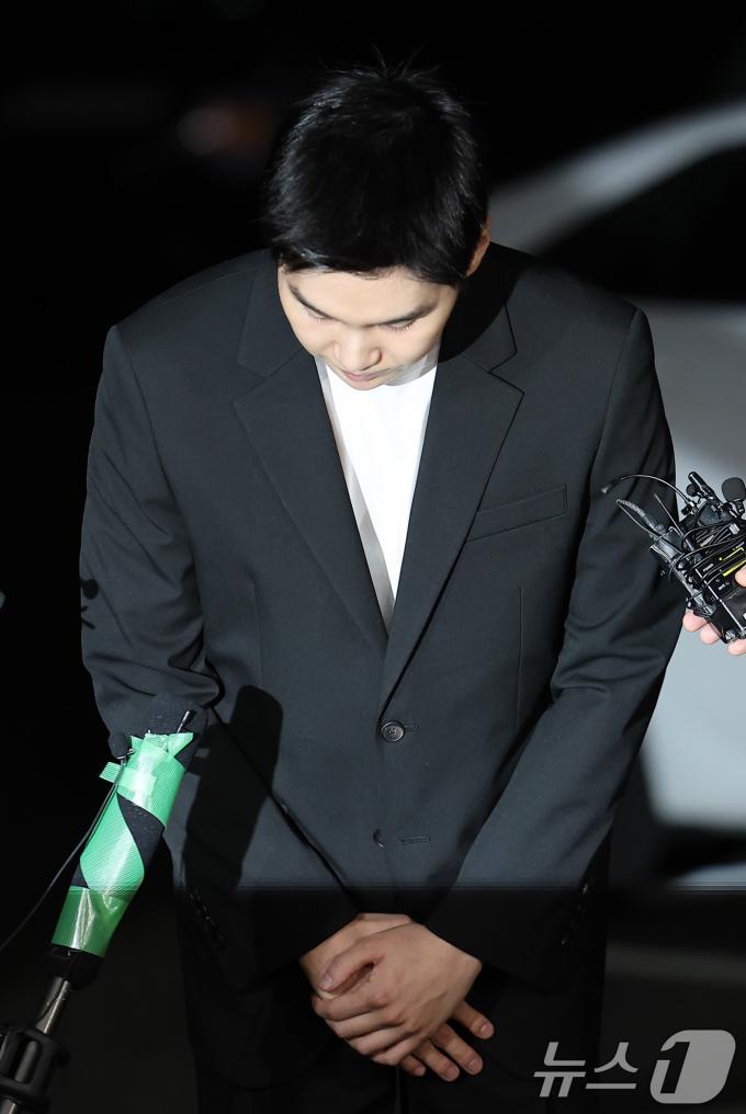 [사진] 고개 숙여 사과하는 슈가