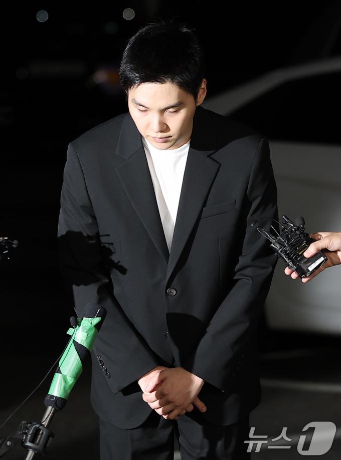 [사진] 두 손 모으고 사과하는 슈가
