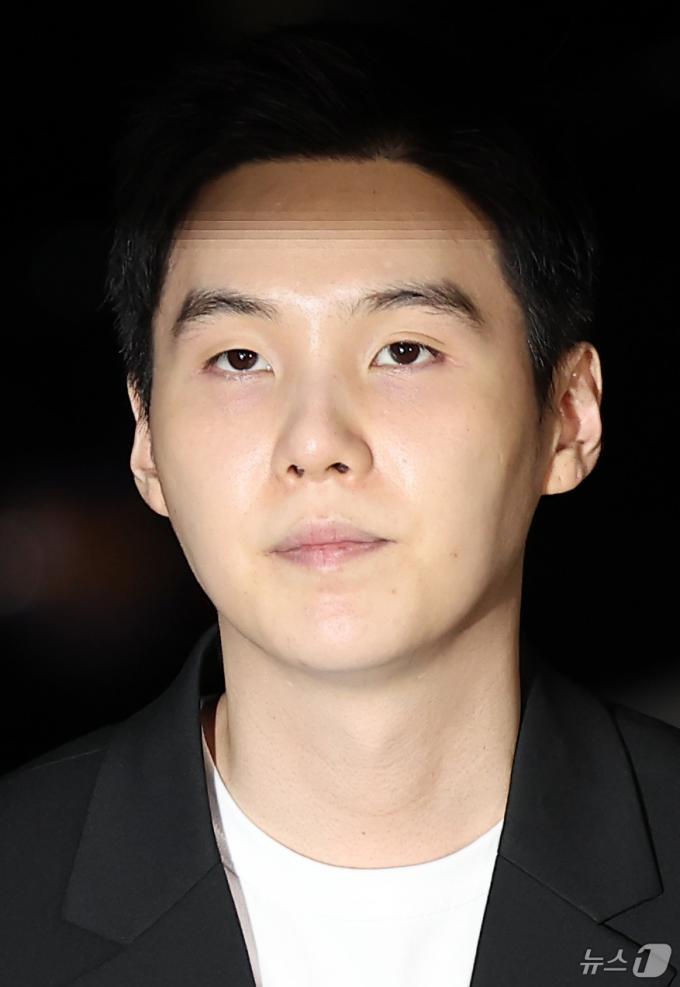 [사진] 경찰 출석하는 슈가, 드리워진 그림자