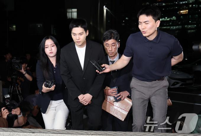 [사진] 조사실 향하는 슈가
