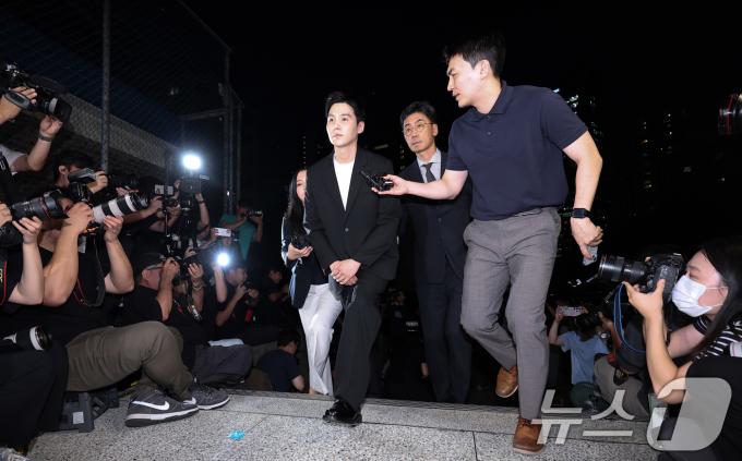[사진] '전동스쿠터 음주운전' 슈가, 경찰 출석