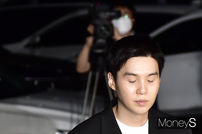 [머니S포토] 아!… 두눈 질끈, 경찰조사 출석한 BTS 슈가