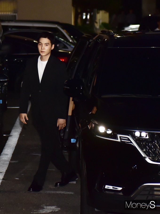 [머니S포토] 전동스쿠터 음주운전 경찰 조사 출석한 'BTS 슈가'