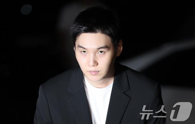 '전동스쿠터 음주운전' 혐의를 받고 있는 그룹 방탄소년단(BTS)의 멤버 슈가(본명 민윤기)가 23일 서울 용산경찰서에 출석하고 있다. 슈가는 지난 6일 밤 11시 15분쯤 서울 용산구 한남동 자택 인근에서 술을 마시고 전동 스쿠터를 탄 혐의를 받는다. 슈가가 전동 스쿠터를 몰다가 넘어진 채로 경찰에 발견됐을 당시 혈중알코올농도 수치는 0.227%로 '만취 상태'였던 것으로 나타났다. 한편 슈가는 현재 사회복무요원으로 대체 근무 중이며, 소집해제일은 내년 6월이다. 2024.8.23/뉴스1 ⓒ News1 김성진 기자